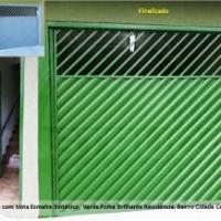 Pintura de portão de garagem com tinta esmalte sintético verde folha. Bairro Cidade Continental - SP